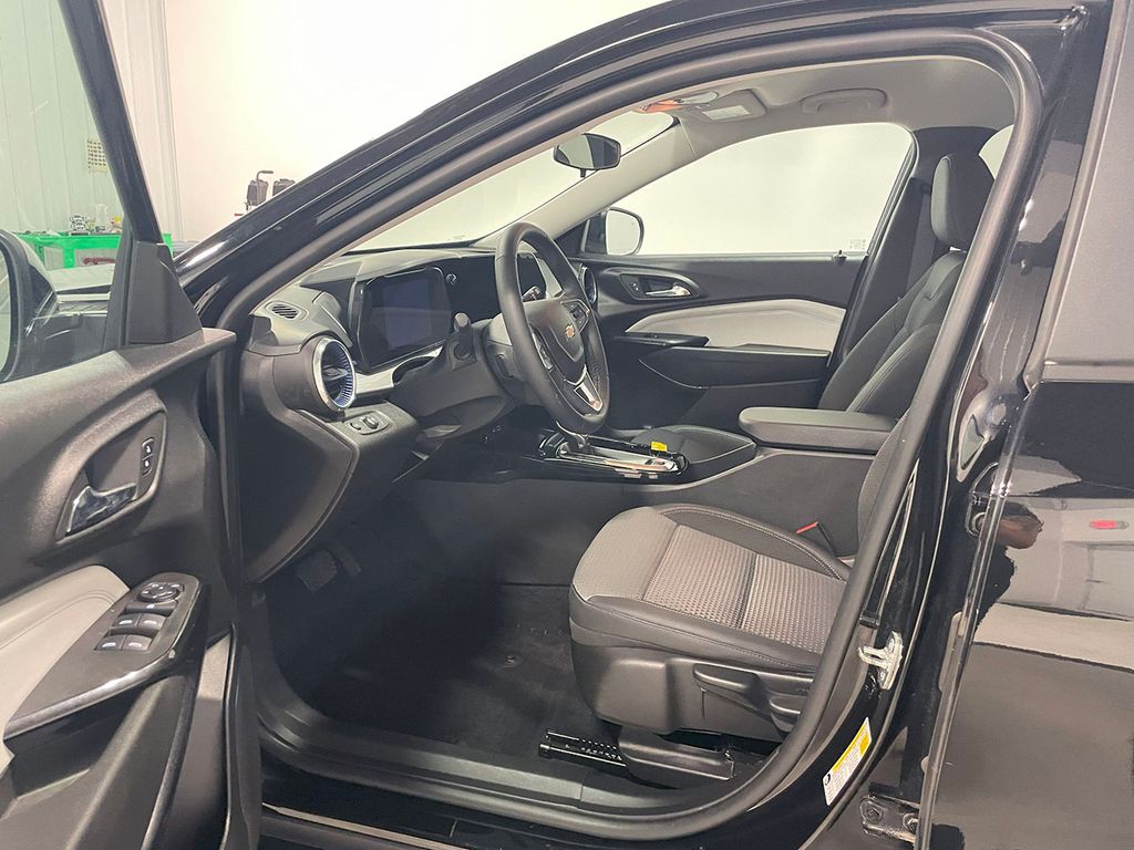 2024 Chevrolet Trax LT photo 2