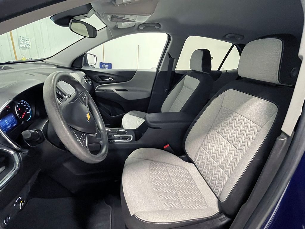 2023 Chevrolet Equinox LS photo 2