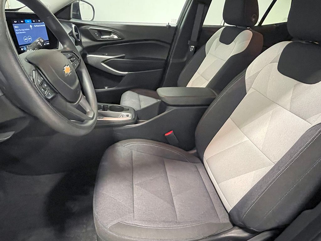 2024 Chevrolet Trax LS photo 2