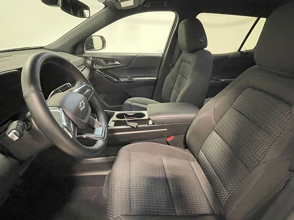 2025 Chevrolet Equinox LT photo 2