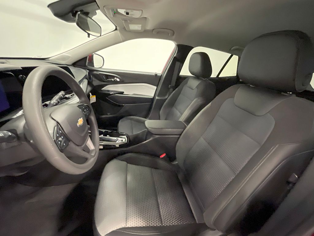 2024 Chevrolet Trax LT photo 2