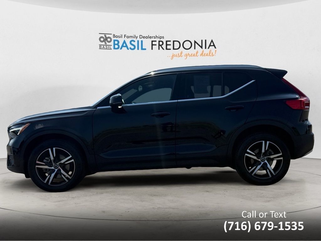 2025 Volvo XC40 Core photo 2