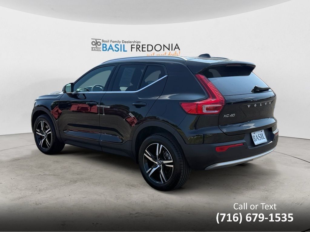 2025 Volvo XC40 Core photo 3