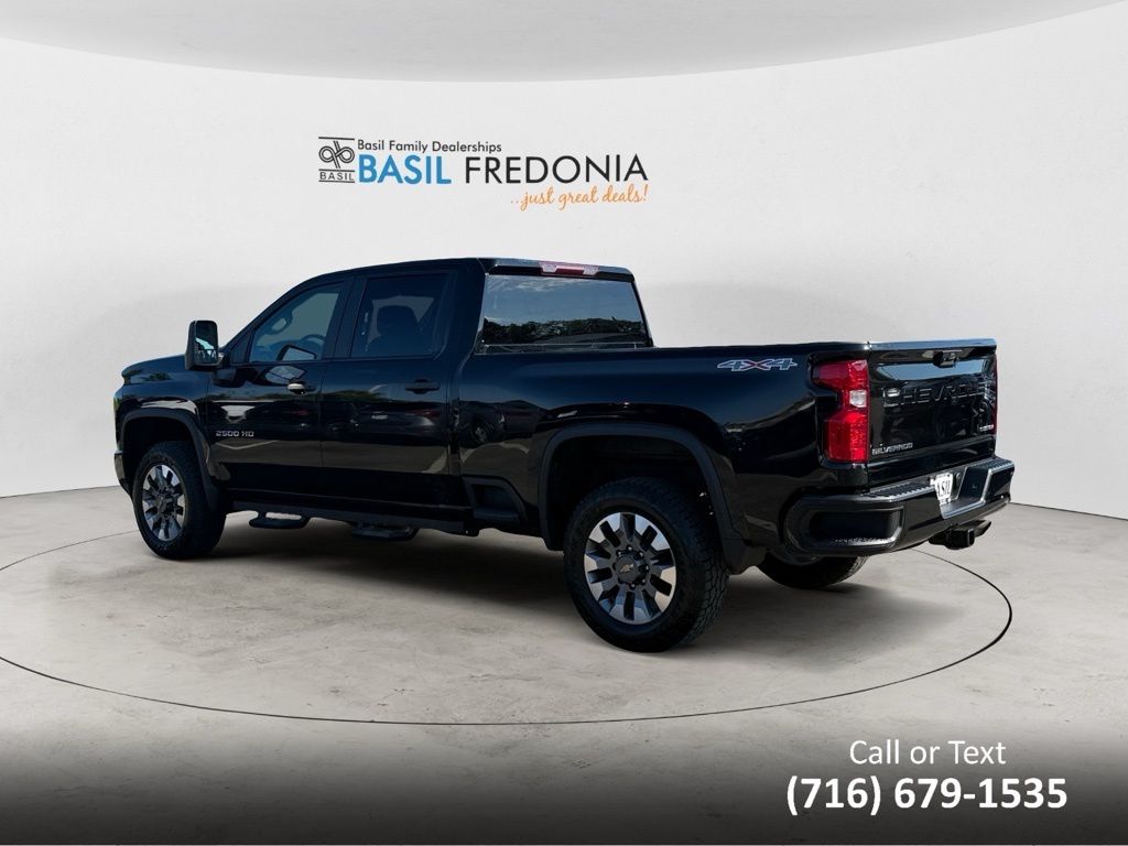 2022 Chevrolet Silverado 2500HD Custom photo 3