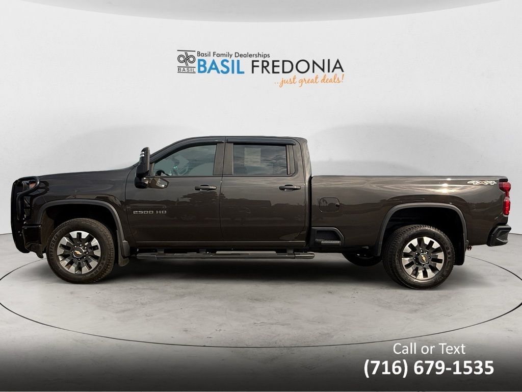 2021 Chevrolet Silverado 2500HD Custom photo 2