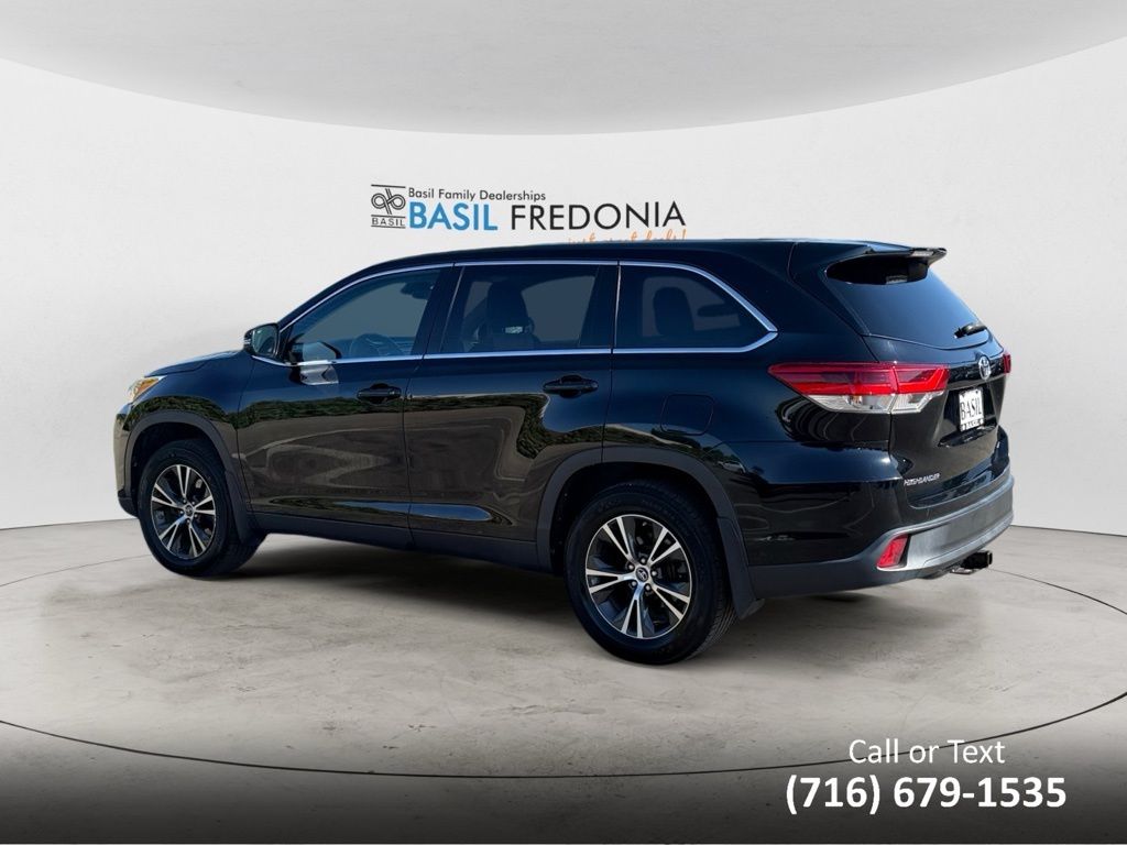 2019 Toyota Highlander LE photo 3