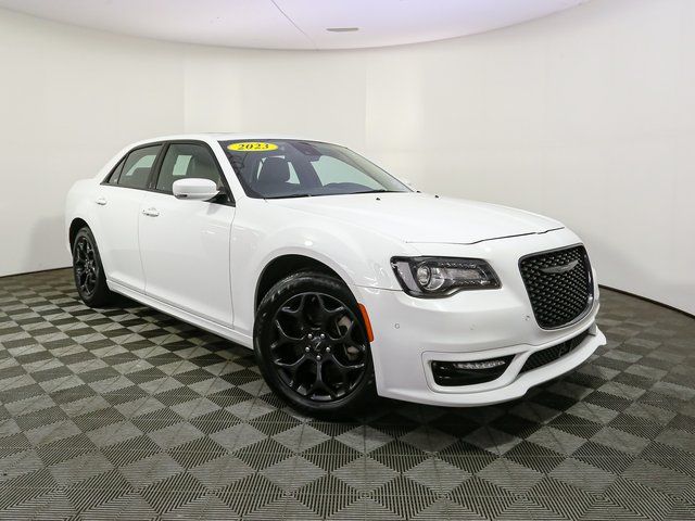 2023 Chrysler 300 Touring L's photo