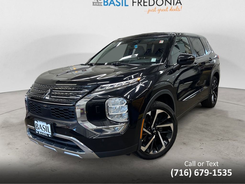 2022 Mitsubishi Outlander SE's photo