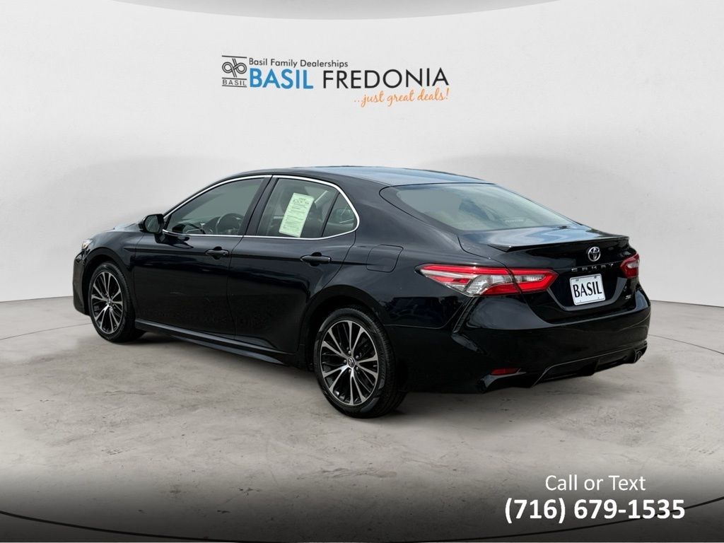 2018 Toyota Camry SE photo 3