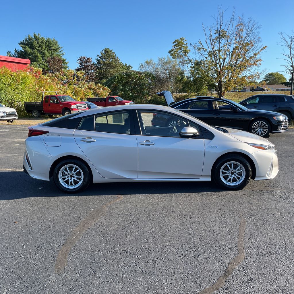 2020 Toyota Prius Prime LE photo 2