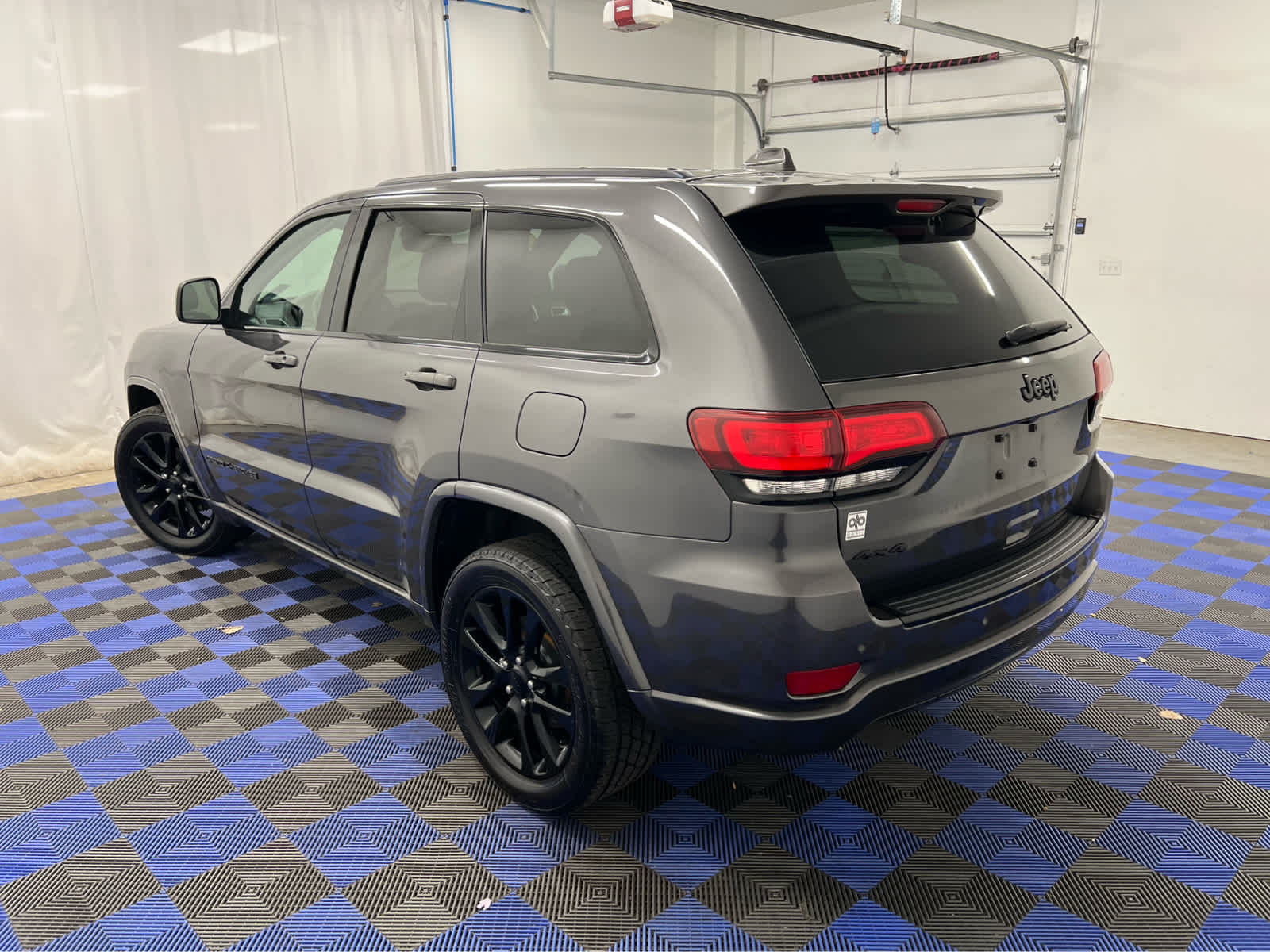2017 Jeep Grand Cherokee Altitude photo 2