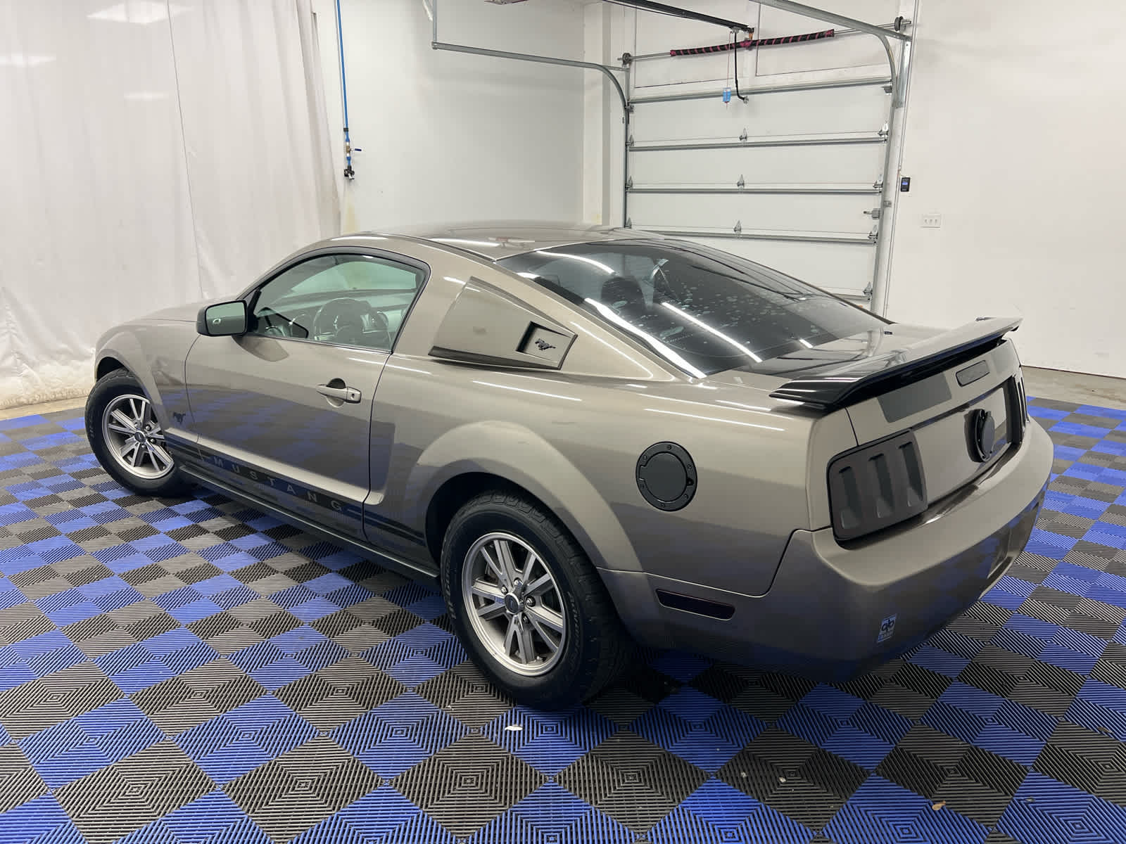 2005 Ford Mustang Deluxe photo 4