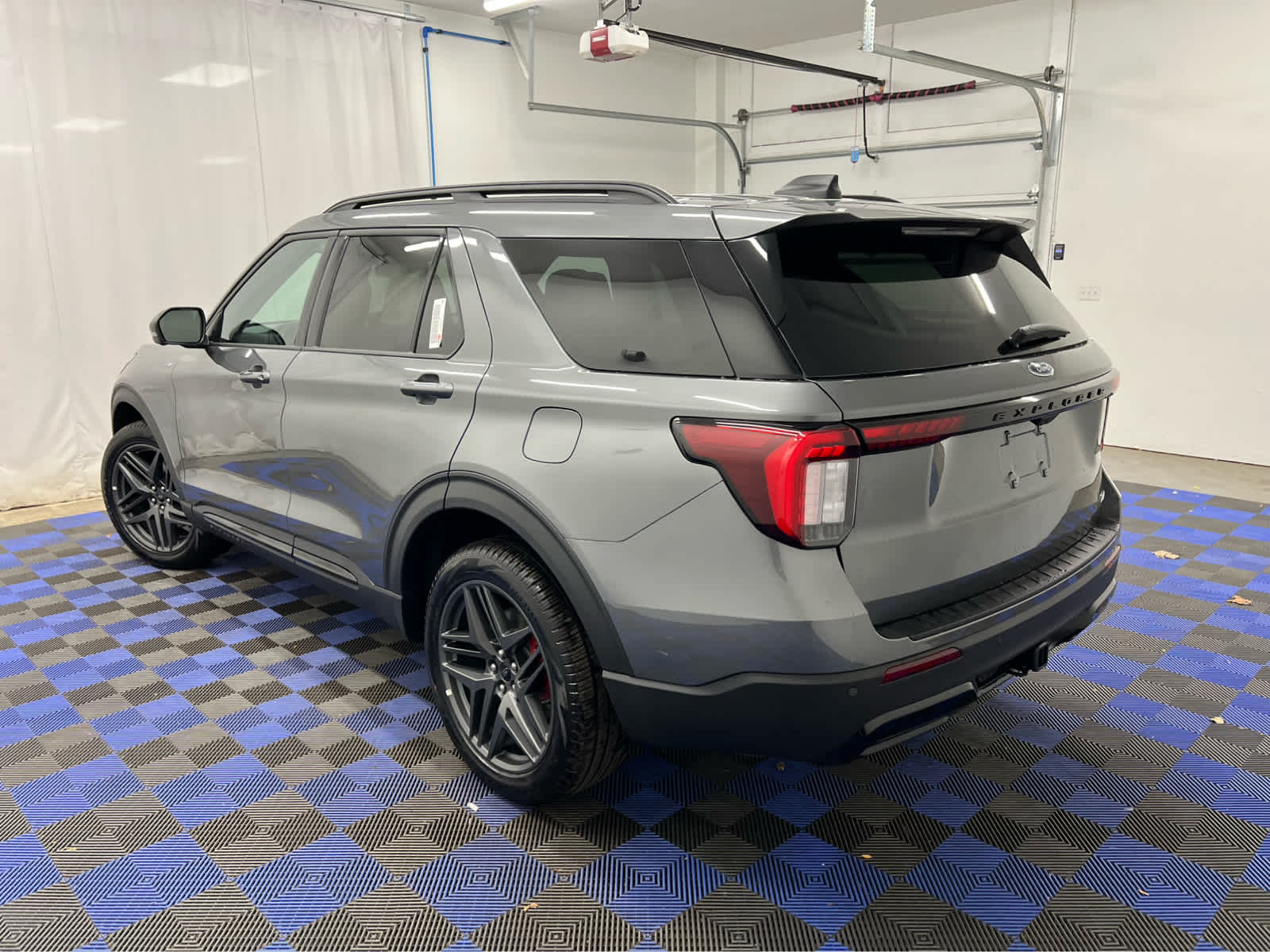 2025 Ford Explorer ST-Line photo 2