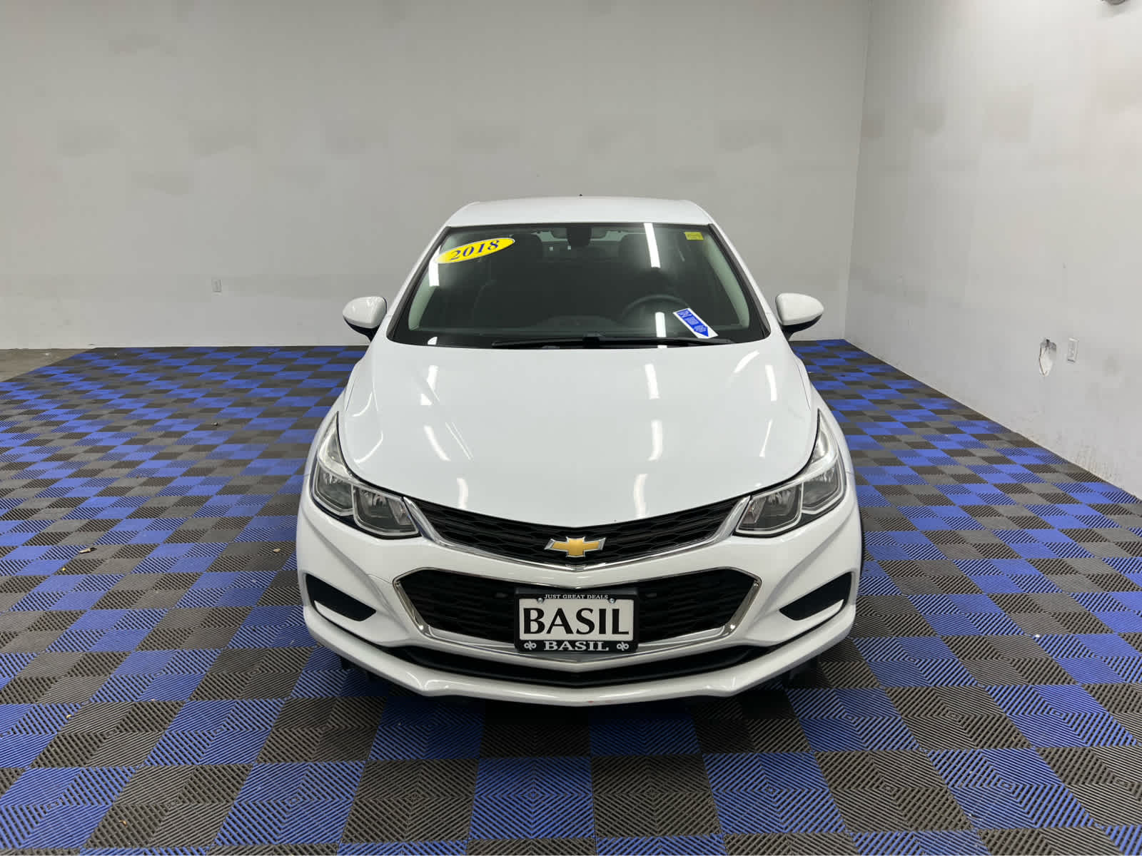 2018 Chevrolet Cruze LS photo 2