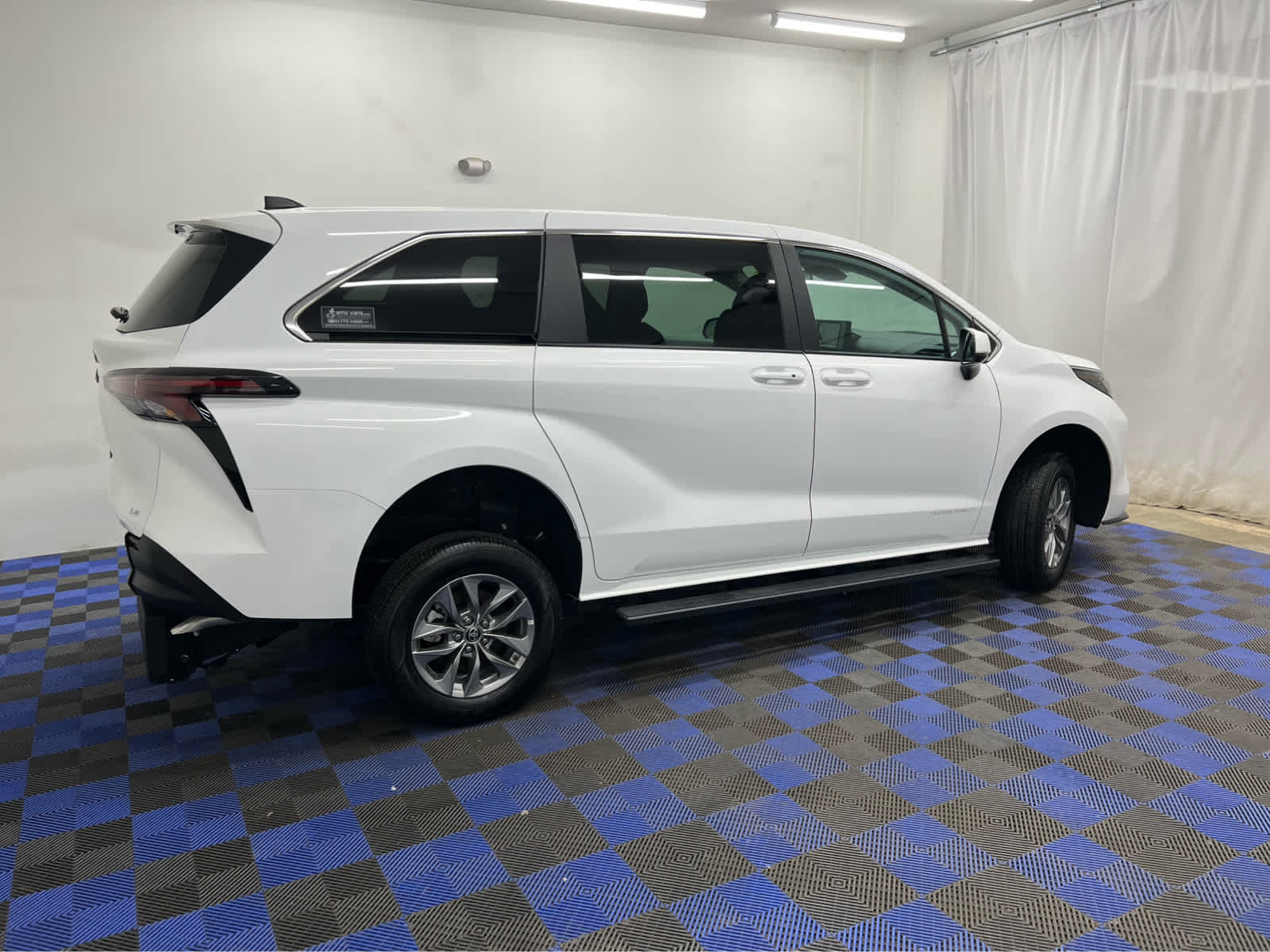2025 Toyota Sienna LE - Photo 14