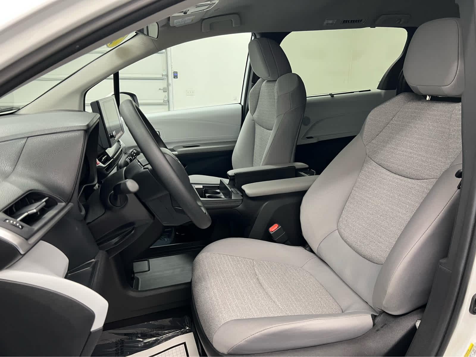 2025 Toyota Sienna LE - Photo 17