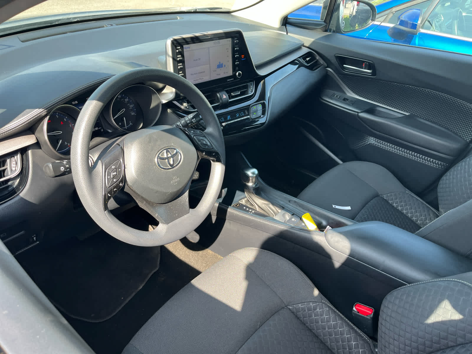 2021 Toyota C-HR LE photo 4