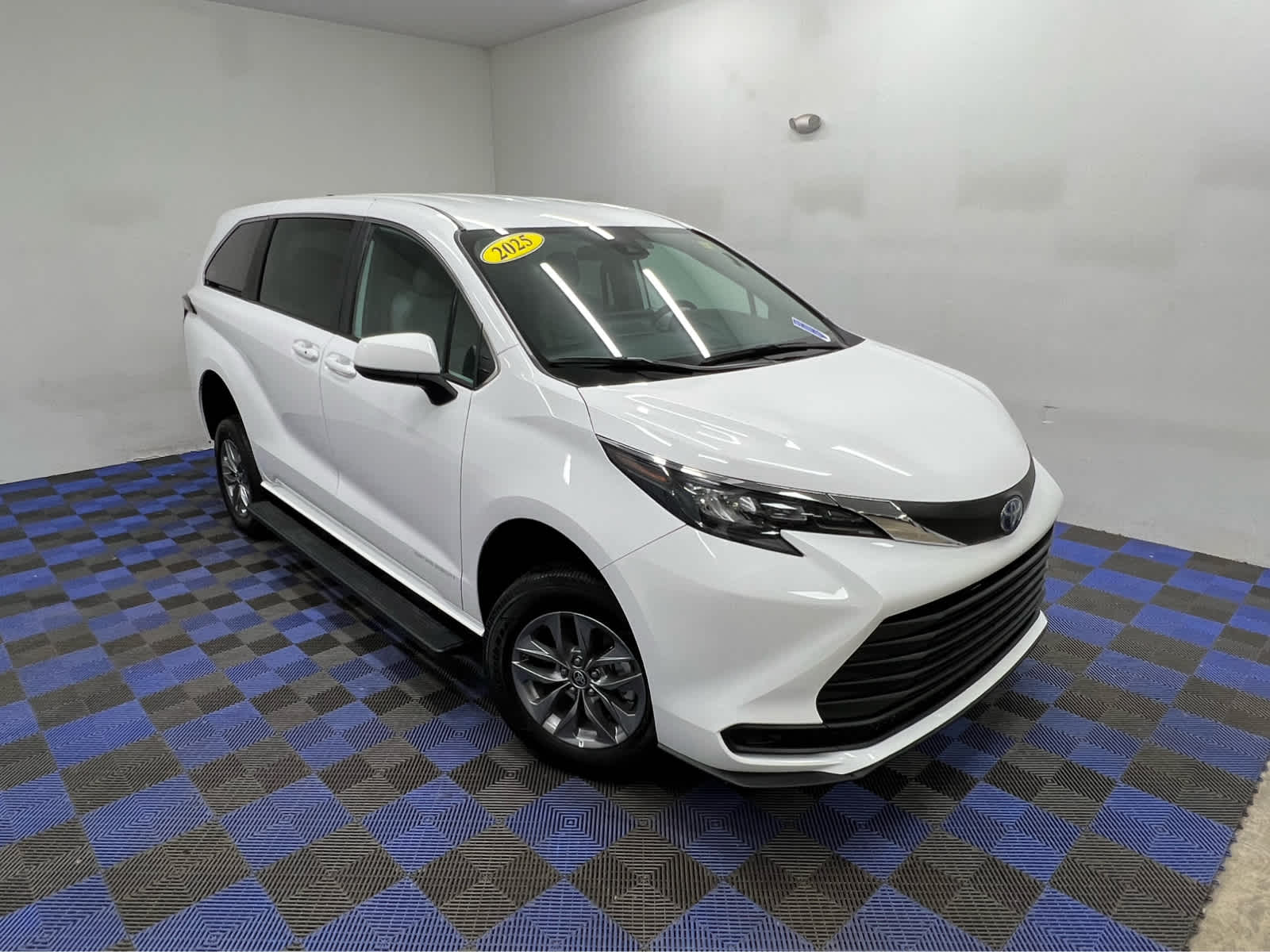 2025 Toyota Sienna LE - Photo 8