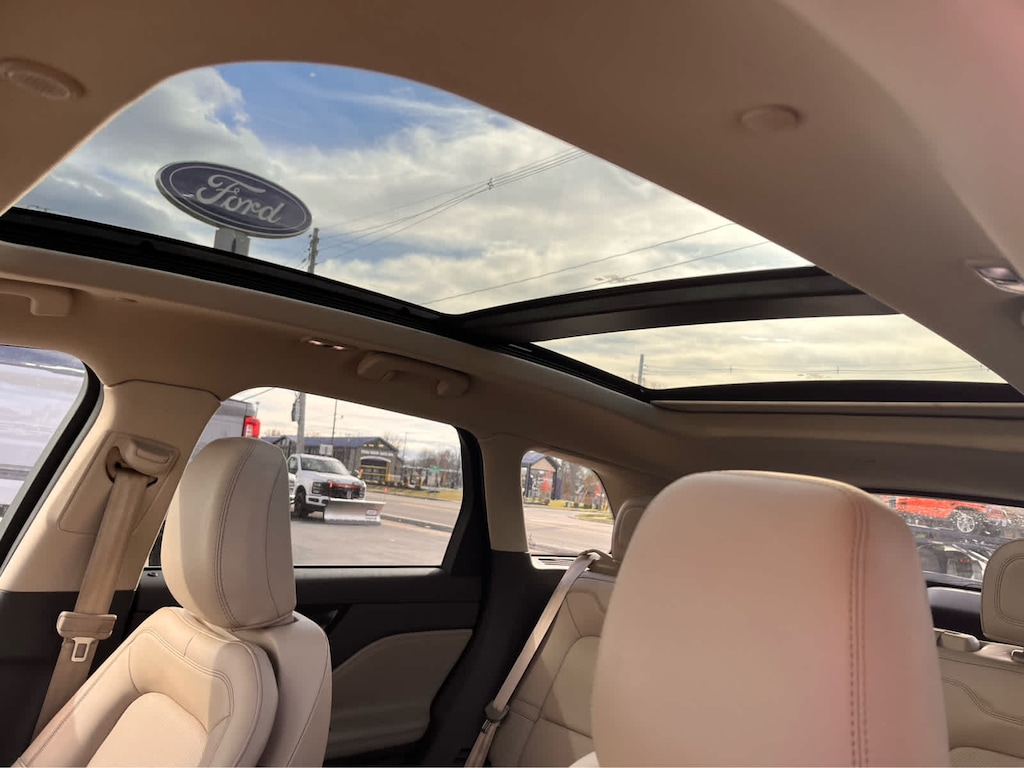 2021 Lincoln Corsair Standard photo 2