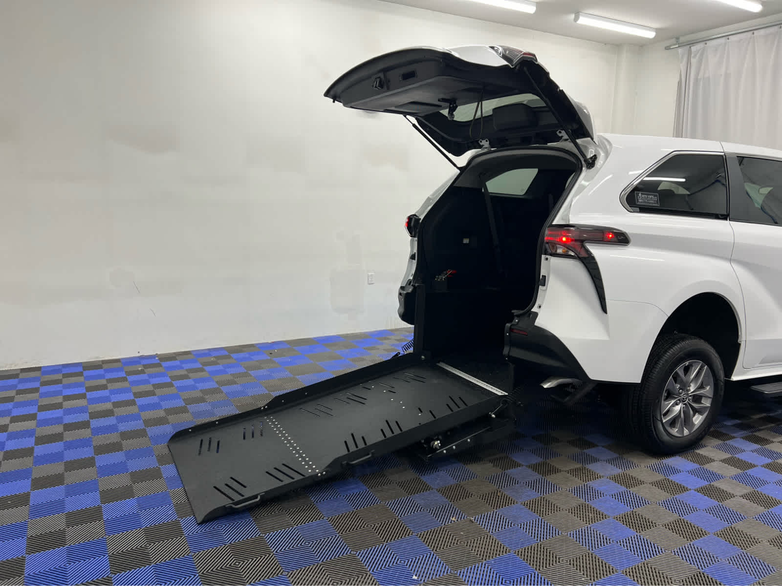 2025 Toyota Sienna LE - Photo 34