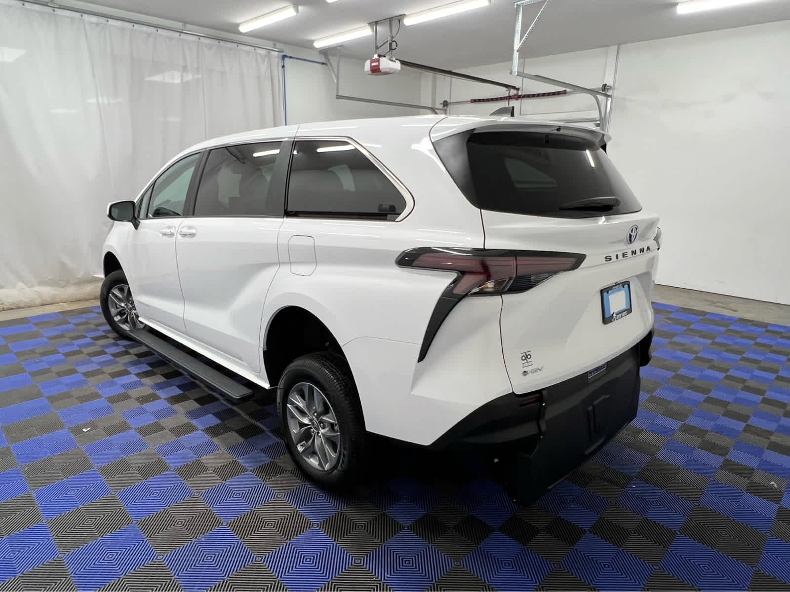 2025 Toyota Sienna LE - Photo 11