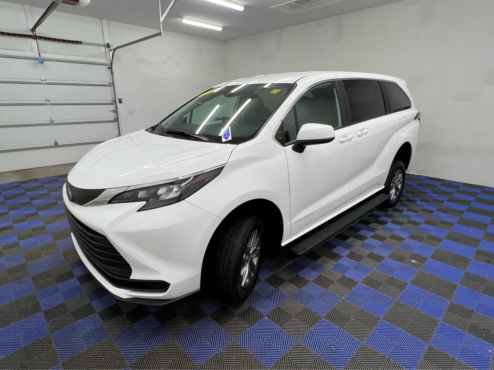 2025 Toyota Sienna LE - Photo 9
