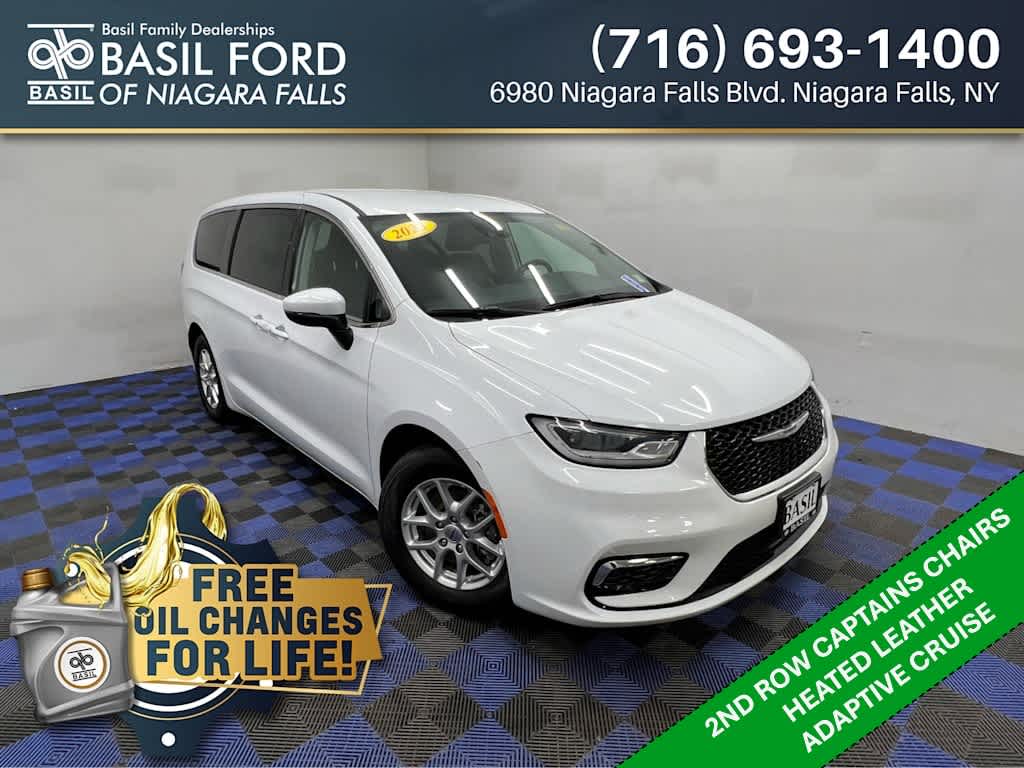 2023 Chrysler Pacifica Touring L's photo