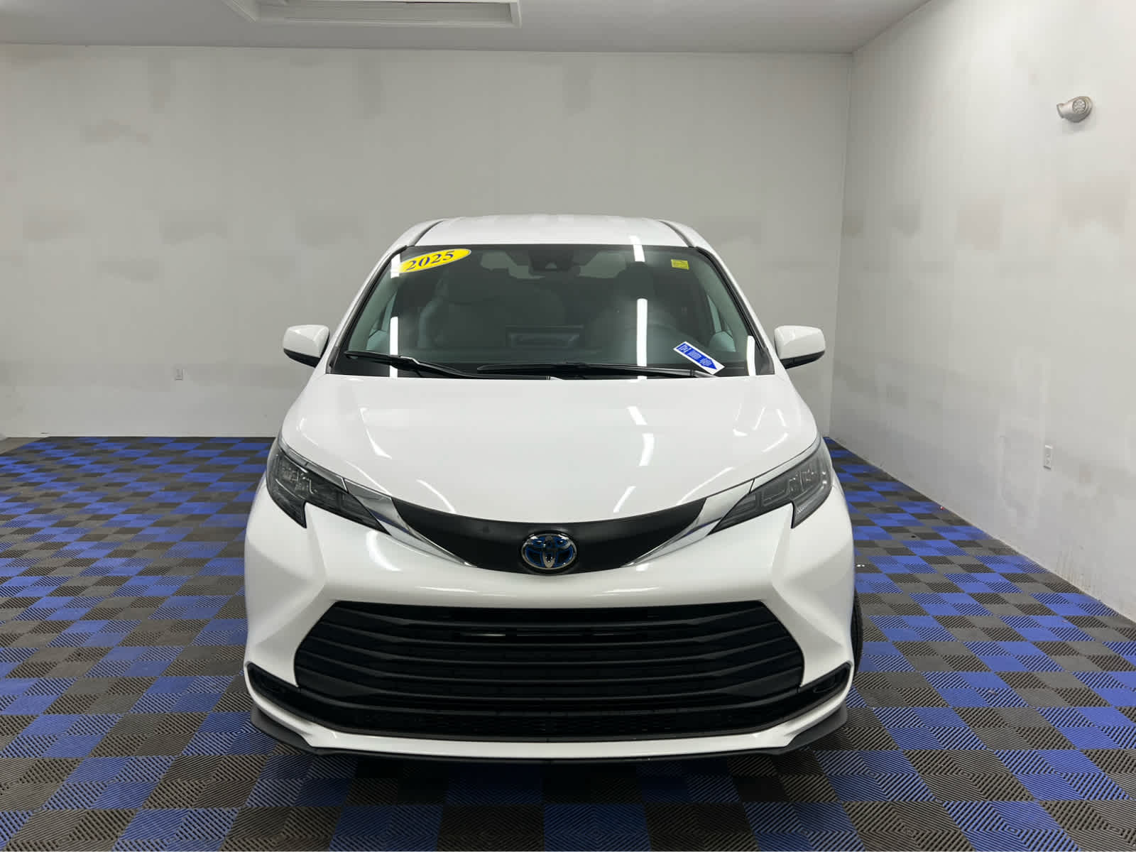 2025 Toyota Sienna LE - Photo 10