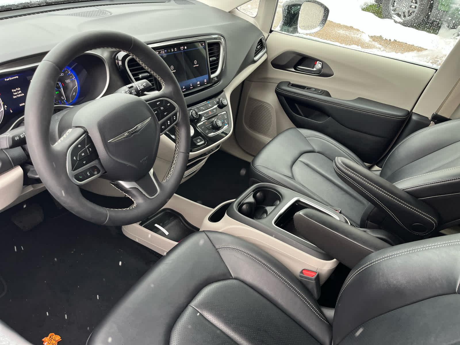 2024 Chrysler Pacifica Touring L photo 3