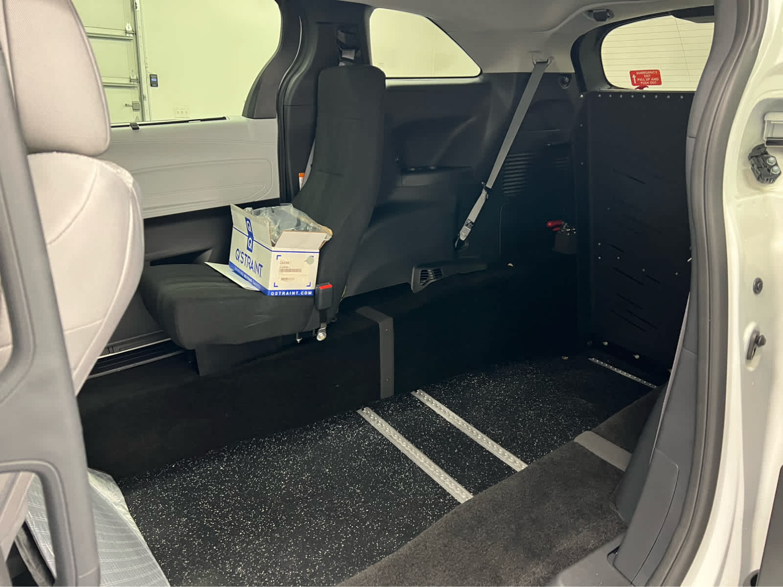 2025 Toyota Sienna LE - Photo 4