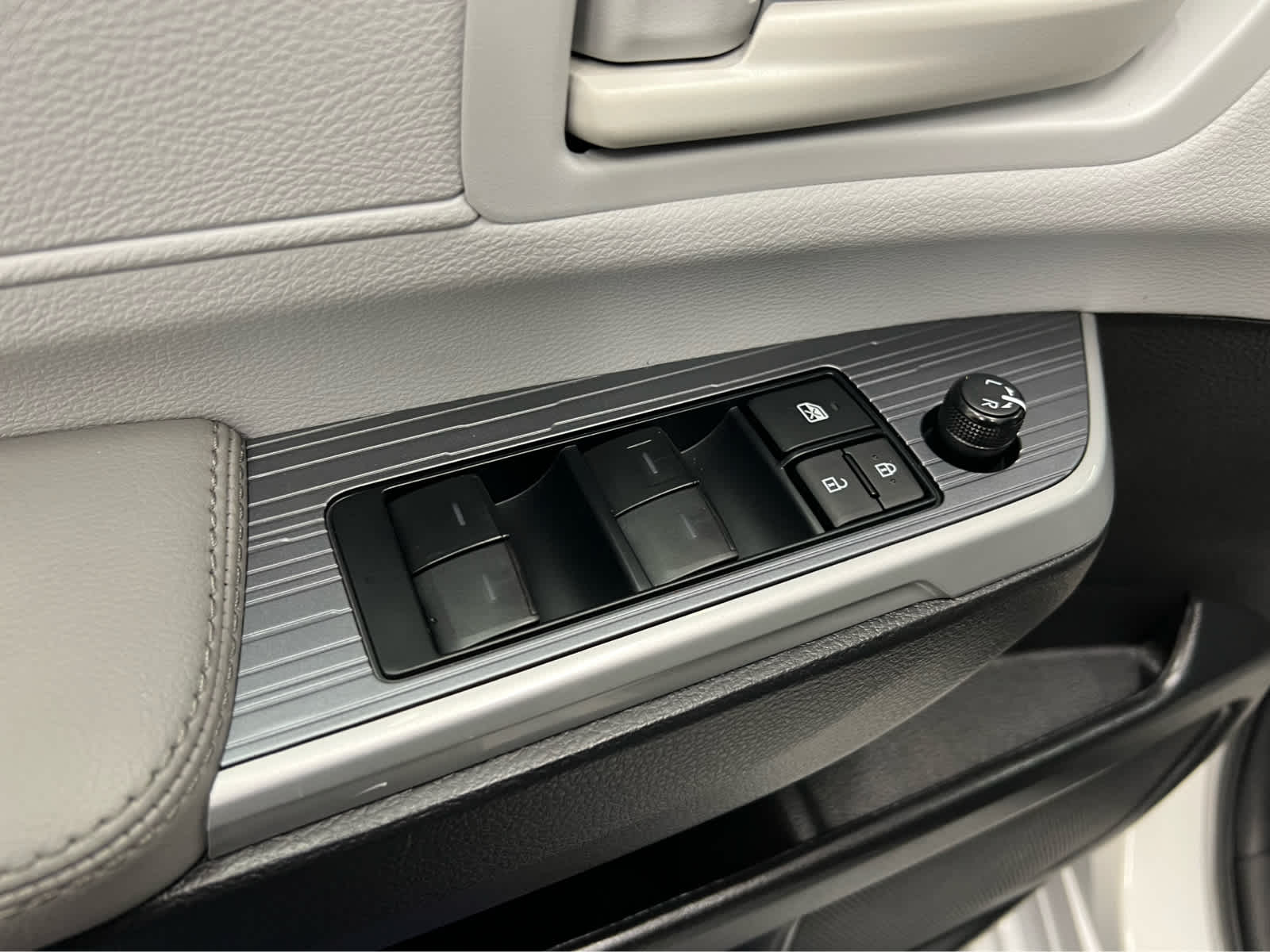 2025 Toyota Sienna LE - Photo 20