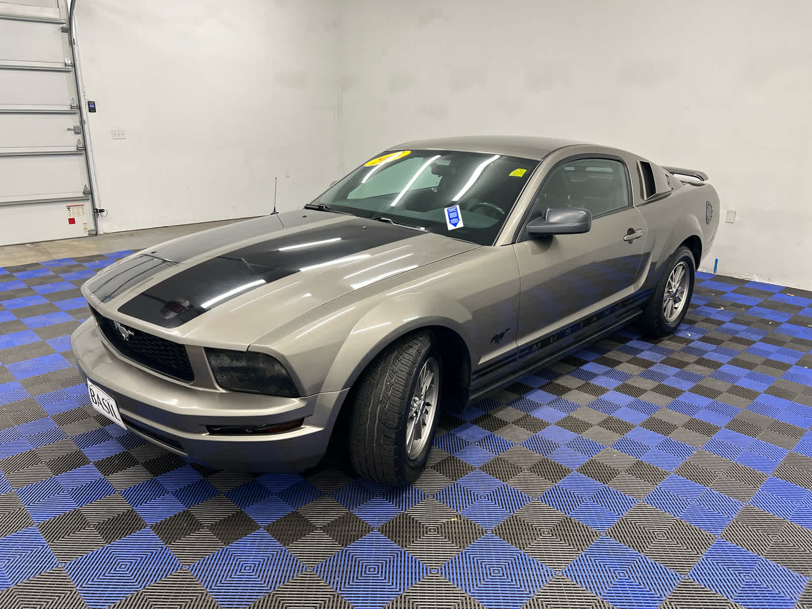 2005 Ford Mustang Deluxe photo 3