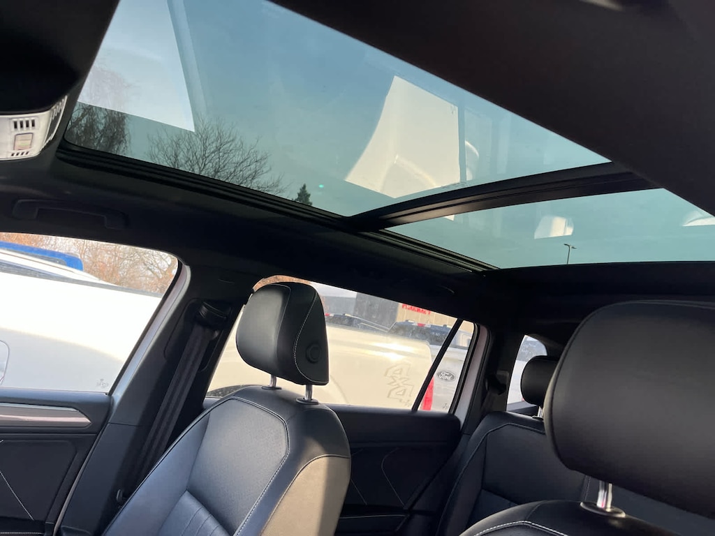 2022 Volkswagen Tiguan SE R-Line Black photo 2