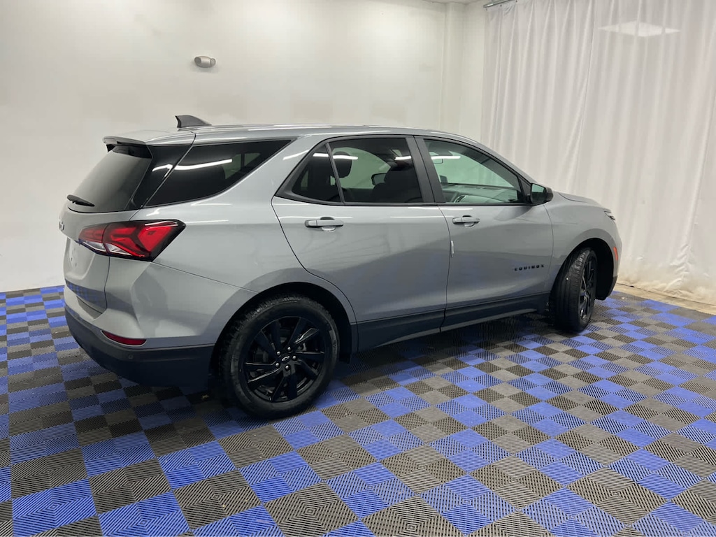 2023 Chevrolet Equinox LS photo 2