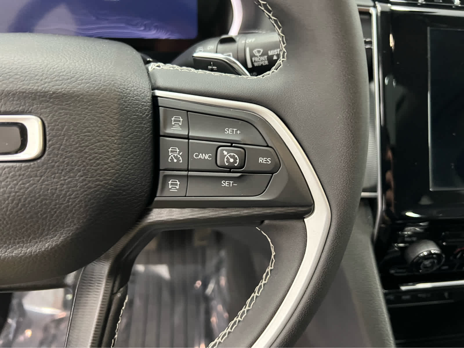 2023 Jeep Grand Cherokee Laredo photo 2