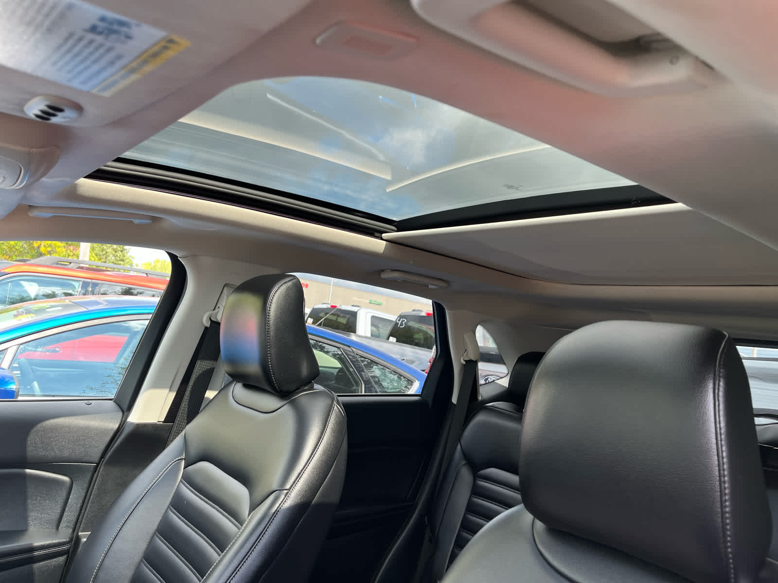 2022 Ford Edge SEL photo 2