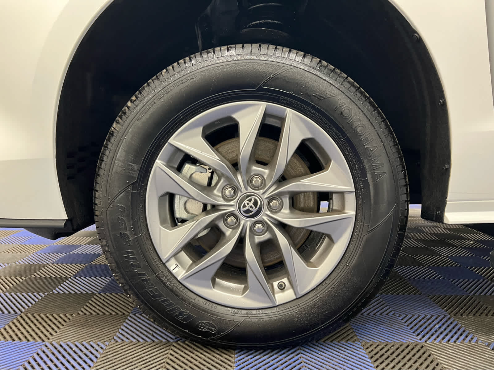2025 Toyota Sienna LE - Photo 16