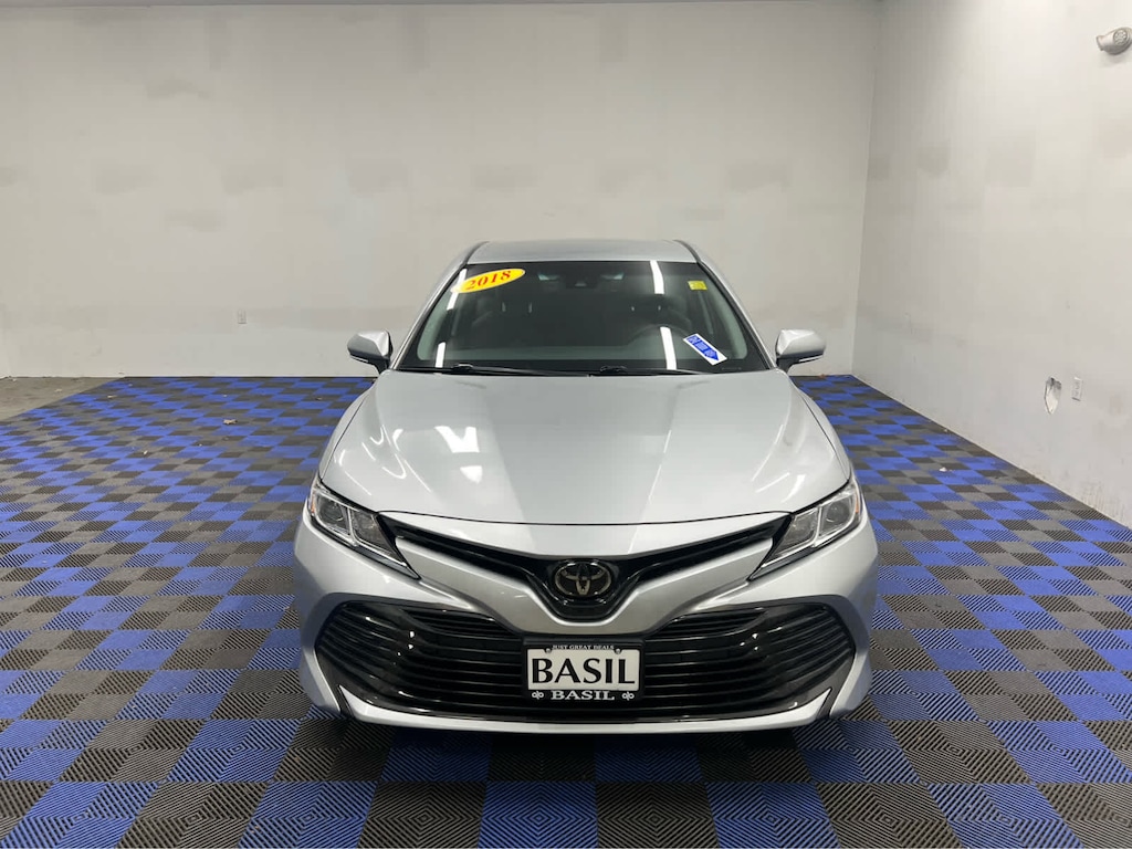 2018 Toyota Camry LE photo 2