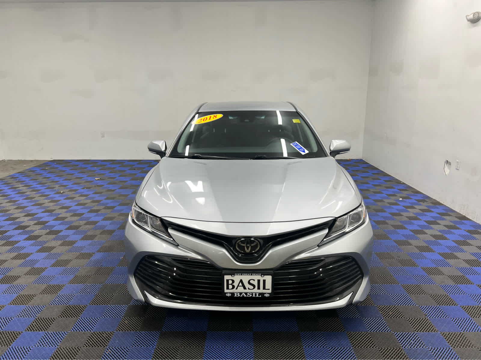 2018 Toyota Camry LE photo 2