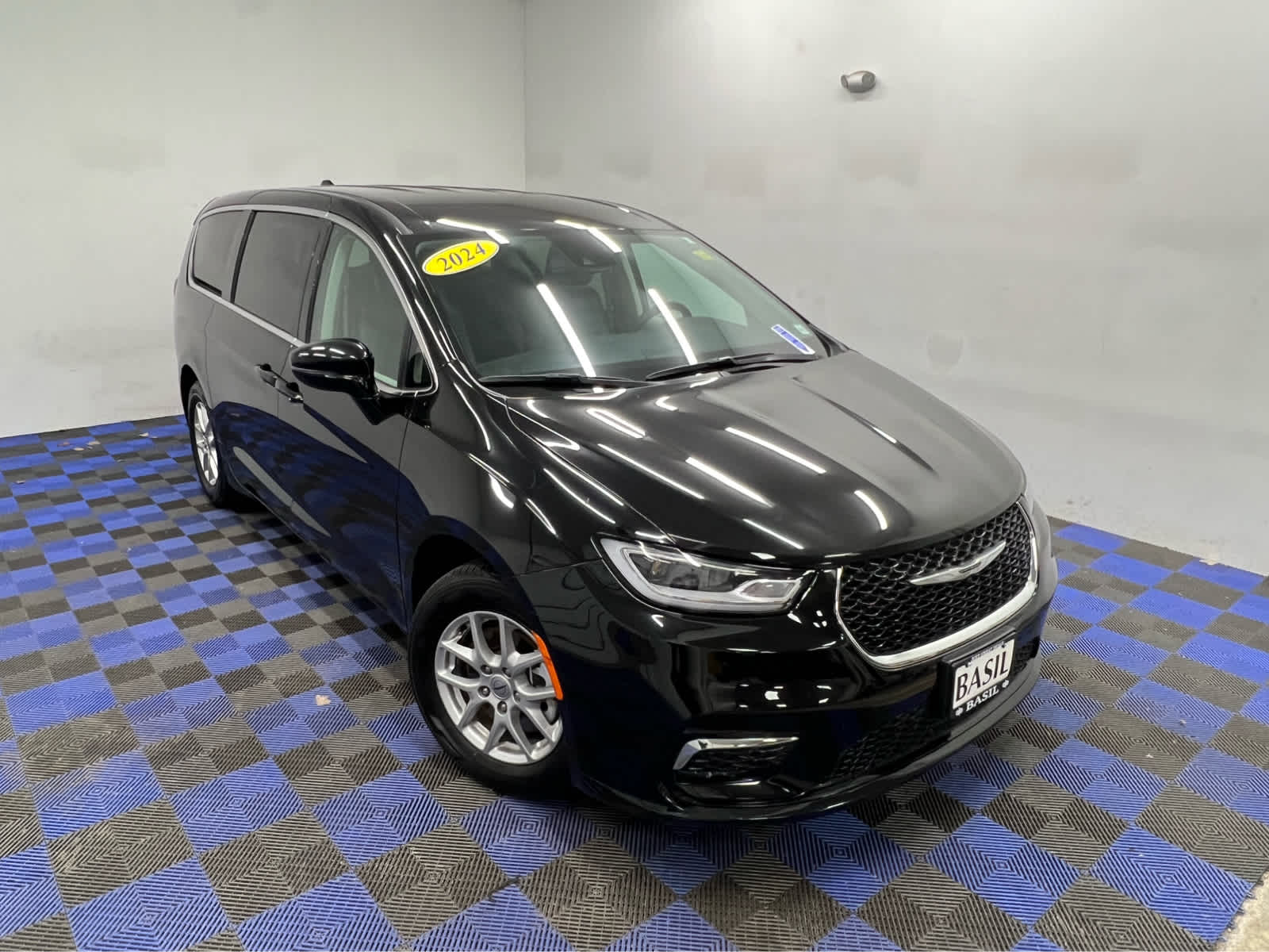 2024 Chrysler Pacifica Touring L's photo