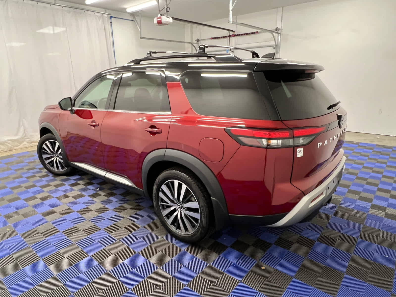 2022 Nissan Pathfinder Platinum photo 2
