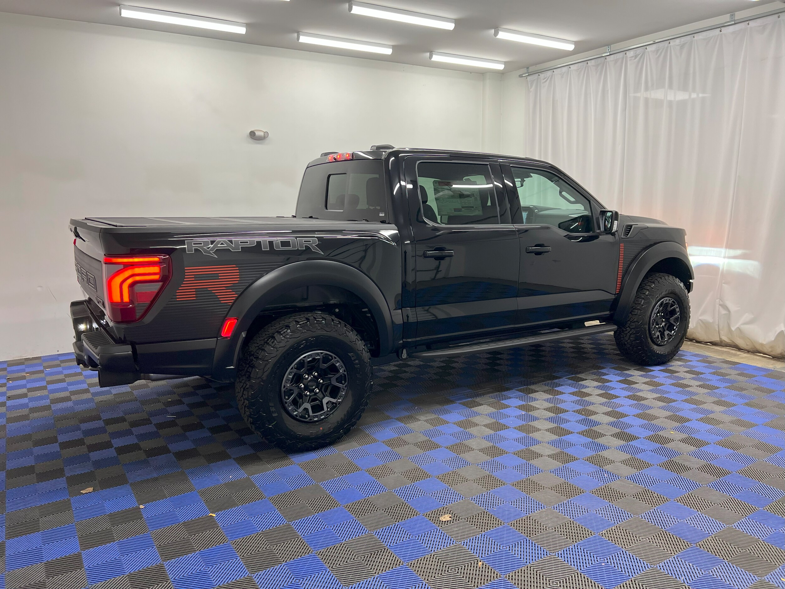 2025 Ford F-150 Raptor photo 2