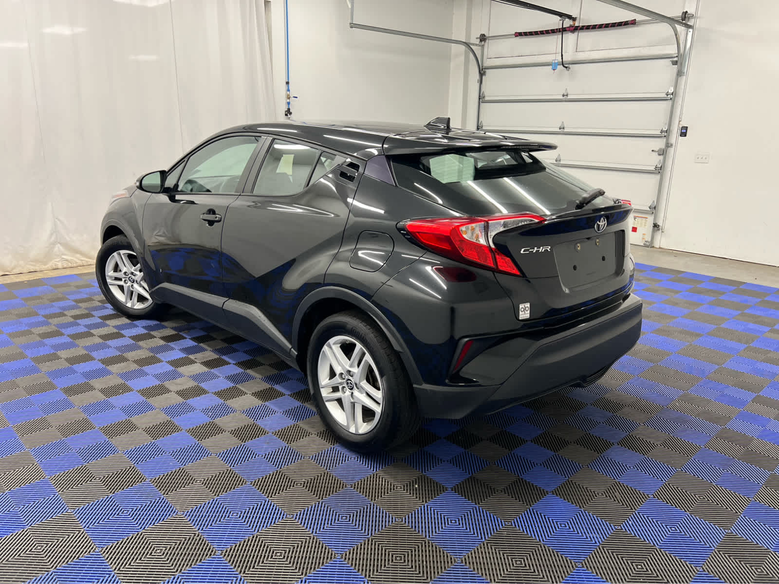 2021 Toyota C-HR LE photo 4