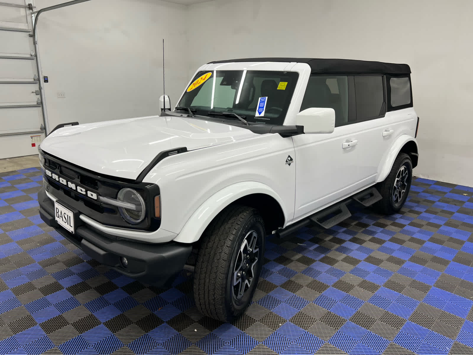2024 Ford Bronco Outer Banks photo 2