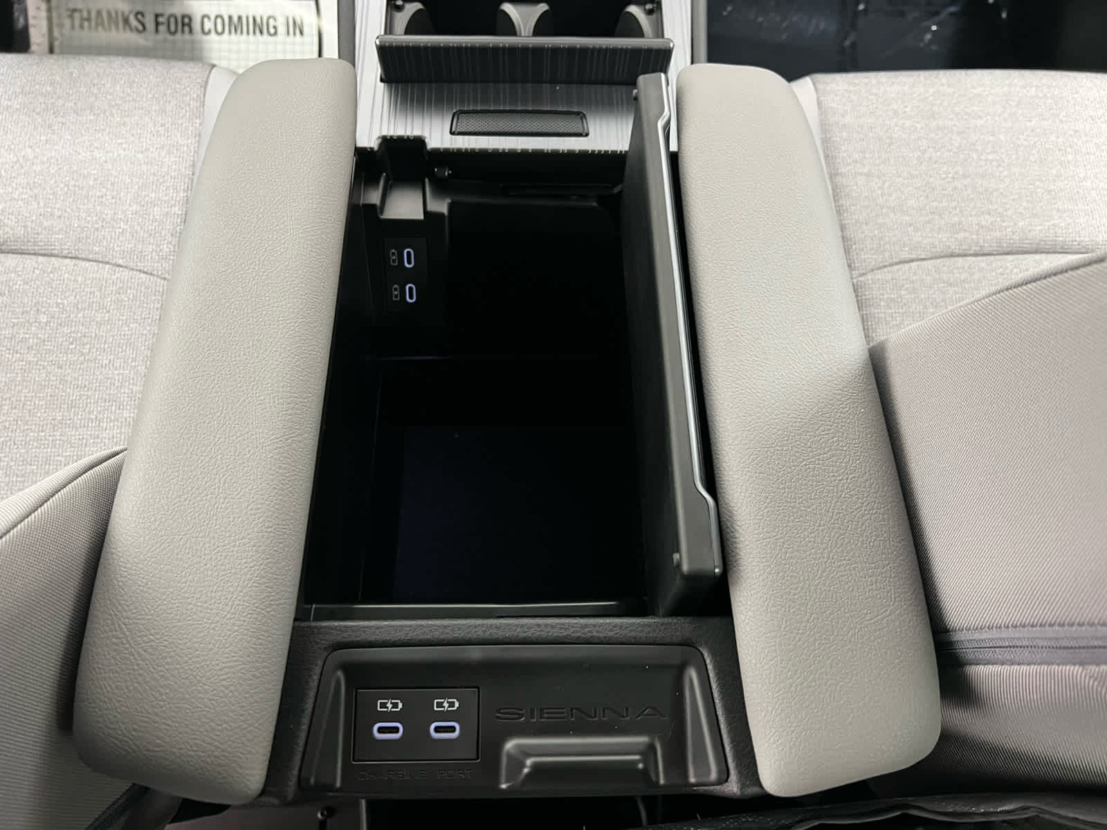 2025 Toyota Sienna LE - Photo 33