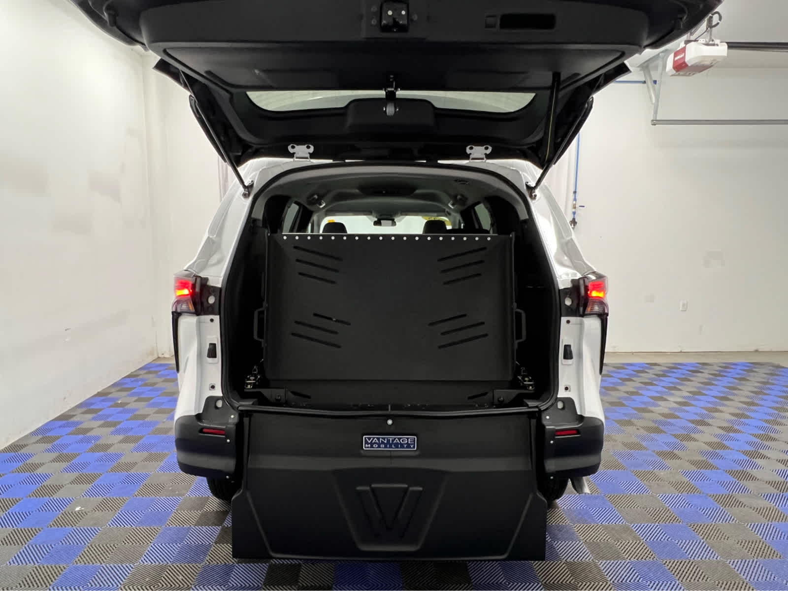 2025 Toyota Sienna LE - Photo 13