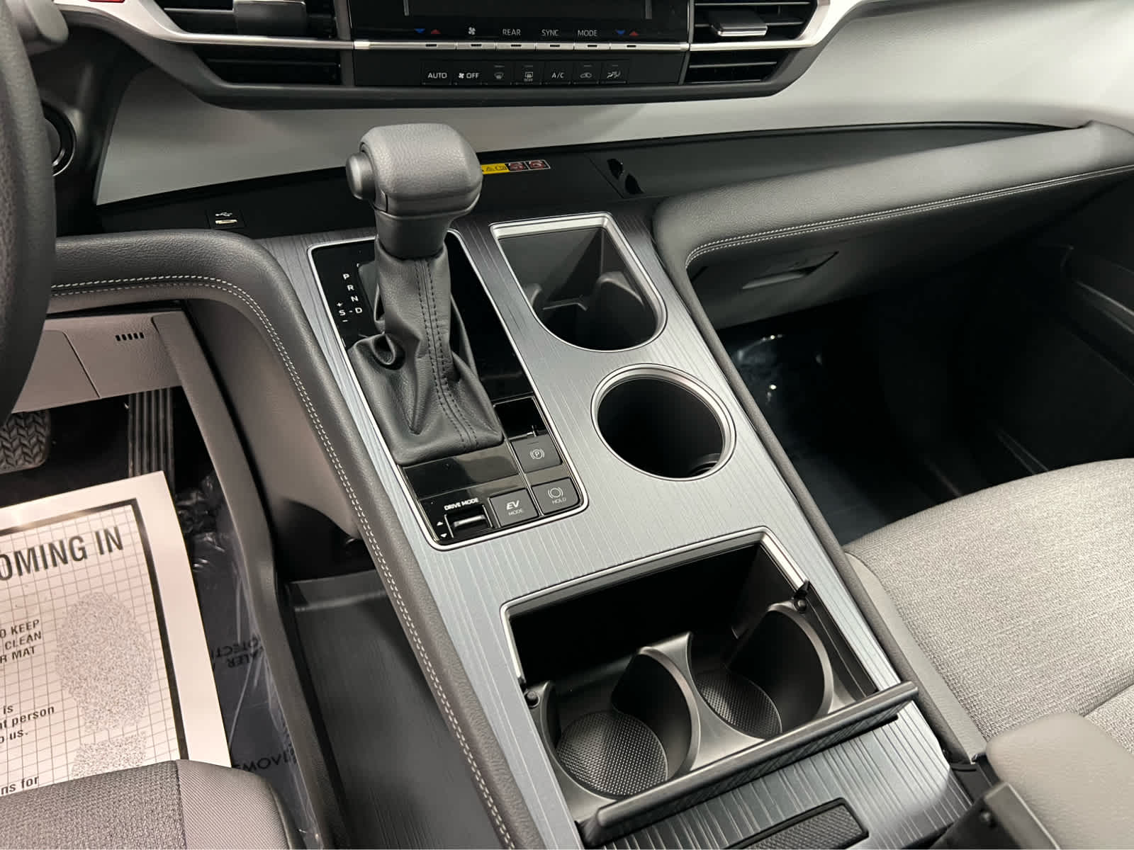 2025 Toyota Sienna LE - Photo 24