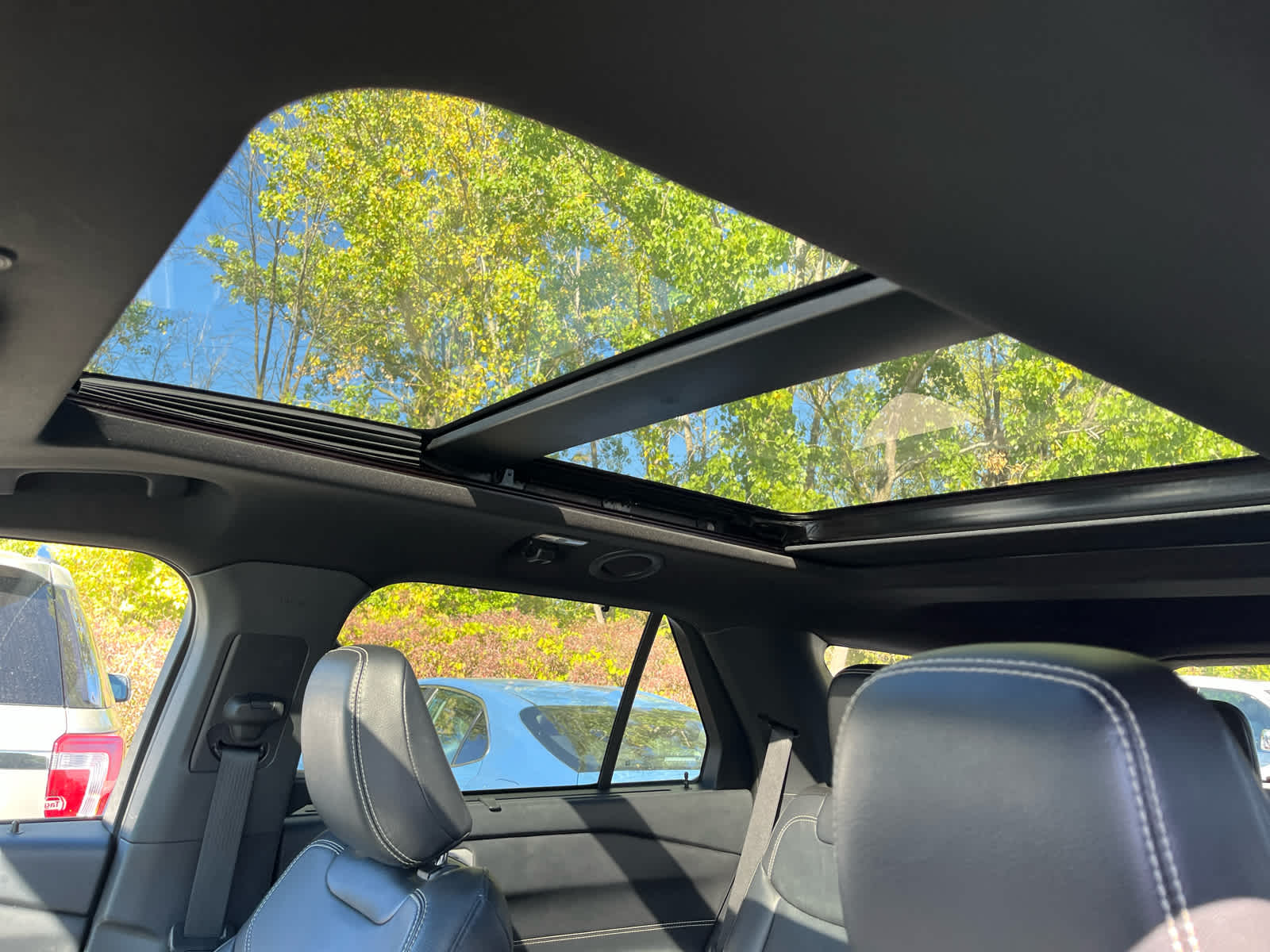 2022 Ford Explorer ST photo 3
