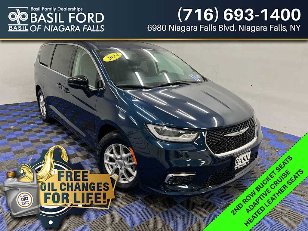 2024 Chrysler Pacifica Touring L's photo