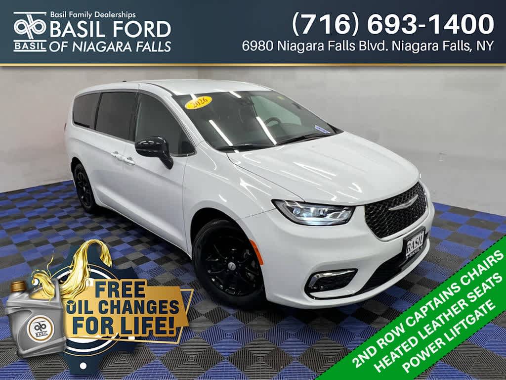 2026 Chrysler Pacifica Select's photo